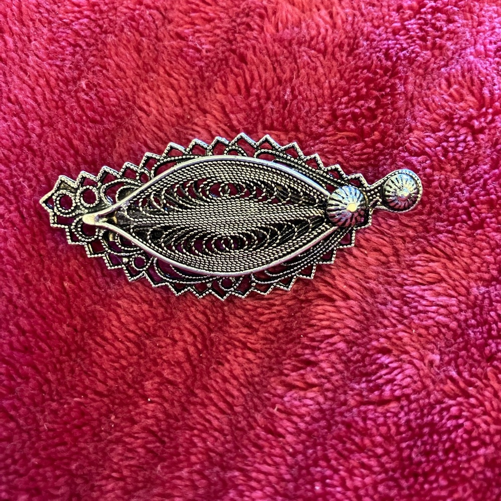 Vintage silvertone filigree brooch. 2” x 1” size.